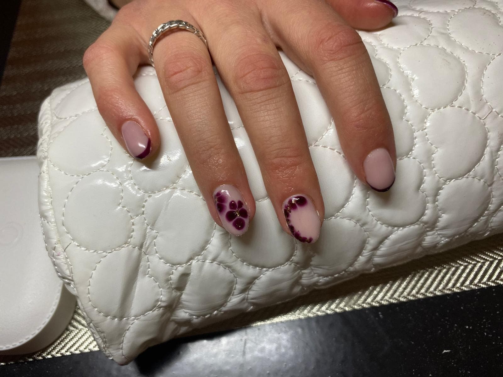 BIAB nagels met paarse bloem nail art